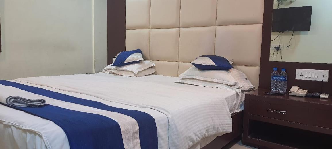 כלכותה Hotel Presidency Inn מראה חיצוני תמונה