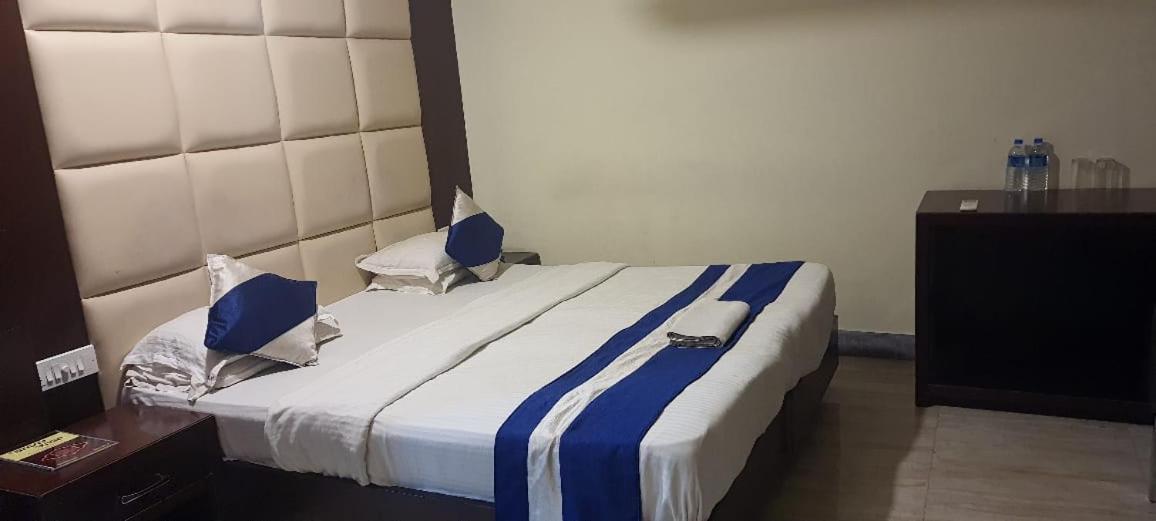 כלכותה Hotel Presidency Inn מראה חיצוני תמונה